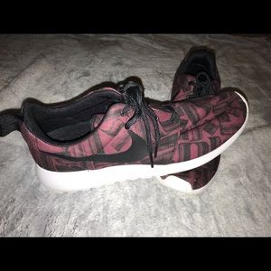 Nike Roshe (WORN ONCE)